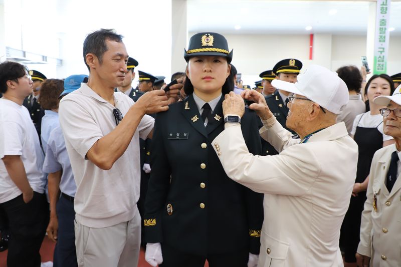 육군은 1일 전북 익산에 위치한 육군부사관학교에서 김진철(소장) 교육사령관 직무대리 주관으로 '25-2기 민간·장기복무·현역·예비역과정 육군 부사관 임관식'을 실시했다. 6.25전쟁 참전용사가 신임 부사관 하정연 하사에게 계급장을 수여하는 모습. 육군 제공
