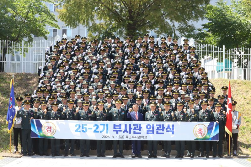 육군은 1일 전북 익산에 위치한 육군부사관학교에서 김진철(소장) 교육사령관 직무대리 주관으로 '25-2기 민간·장기복무·현역·예비역과정 육군 부사관 임관식'을 실시했다. 임관식에 참석한 주요직위자들과 신임 부사관들이 기념사진 촬영을 하는 모습. 육군 제공