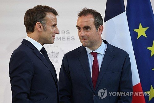 에마뉘엘 마크롱 대통령과 세바스티앵 르코르뉘 국방장관 (출처=연합뉴스)