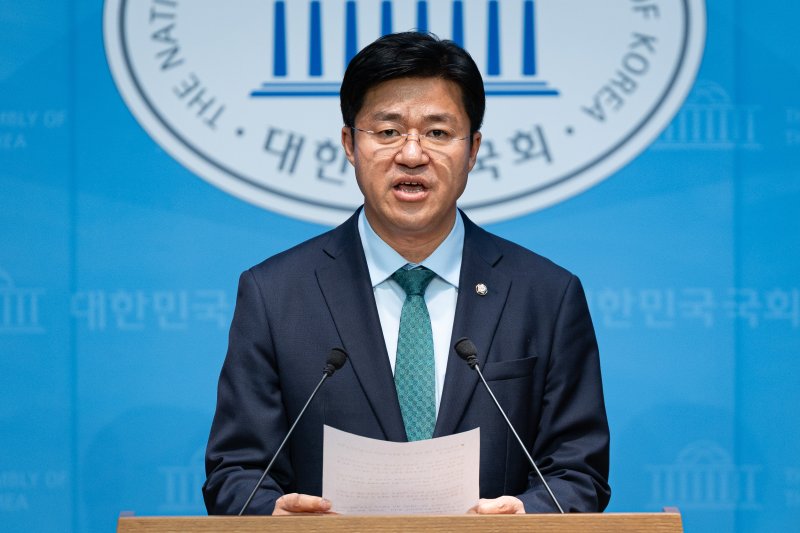 박상혁 더불어민주당 수석대변인이 21일 서울 여의도 국회 소통관에서 민생소비쿠폰 관련 브리핑을 하고 있다. 2025.7.21/뉴스1 ⓒ News1 유승관 기자