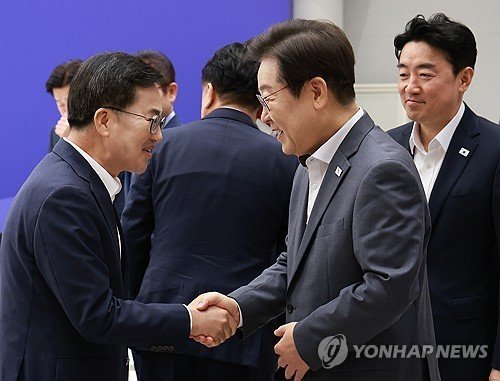 이재명 대통령, 김동연 경기도지사와 인사 (출처=연합뉴스)