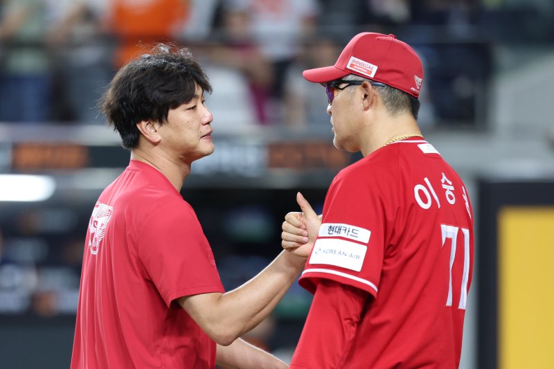 [대전=뉴시스] 권창회 기자 = 26일 오후 대전 중구 대전한화생명볼파크에서 열린 2025 신한 쏠뱅크 KBO리그 한화 이글스와 SSG랜더스의 경기, 9대3으로 승리한 SSG랜더스 김광현이 이숭용 감독과 인사하고 있다. 2025.07.26. kch0523@newsis.com