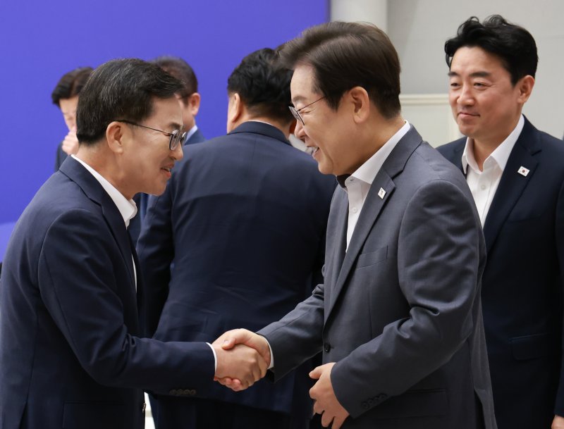 [서울=뉴시스] 고범준 기자 = 이재명 대통령이 1일 서울 용산 대통령실 청사에서 열린 전국 시도지사 간담회에 입장하며 김동연 경기지사와 악수하고 있다. (대통령실통신사진기자단) 2025.08.01. bjko@newsis.com