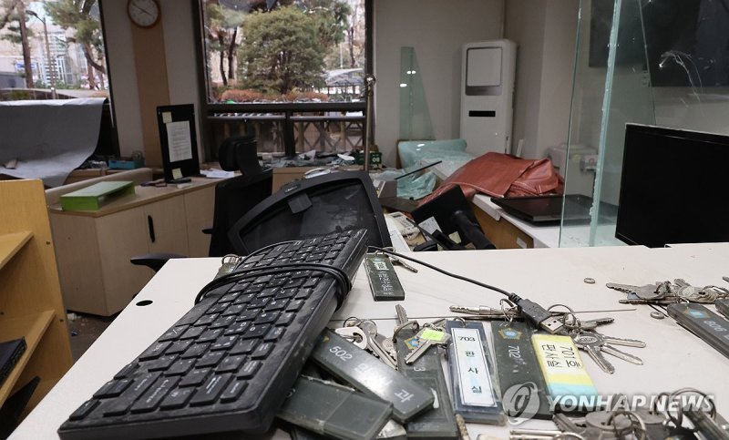 폭력과 난동이 휩쓸고 지나간 서부지법 (출처=연합뉴스)