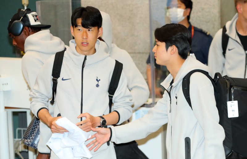 [인천공항=뉴시스] 김혜진 기자 = 토트넘 홋스퍼의 손흥민(왼쪽), 양민혁이 1일 오후 인천국제공항 제1터미널을 통해 입국해 대화를 나누고 있다.토트넘은 오는 3일 오후 8시 서울 월드컵경기장에서 뉴캐슬 유나이티드와 친선전을 치른다. 2025.08.01. jini@newsis.com
