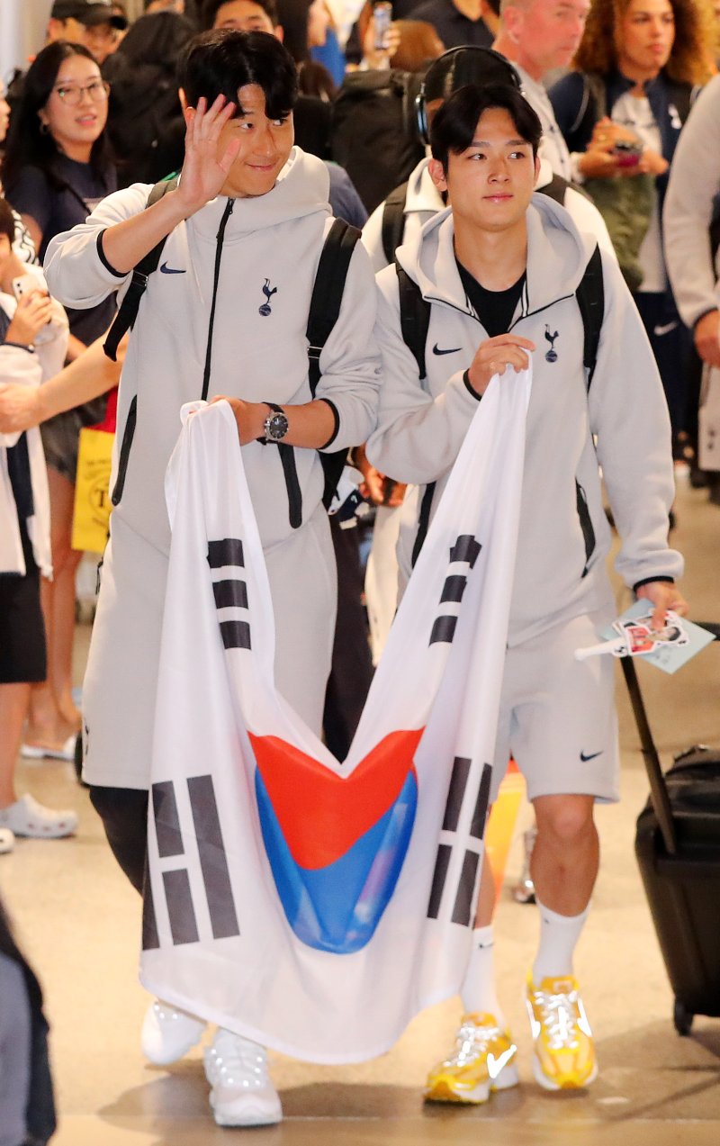 [인천공항=뉴시스] 김혜진 기자 = 토트넘 홋스퍼의 손흥민(왼쪽), 양민혁이 1일 오후 인천국제공항 제1터미널을 통해 입국해 팬들에게 인사를 하고 있다.토트넘은 오는 3일 오후 8시 서울 월드컵경기장에서 뉴캐슬 유나이티드와 친선전을 치른다. 2025.08.01. jini@newsis.com