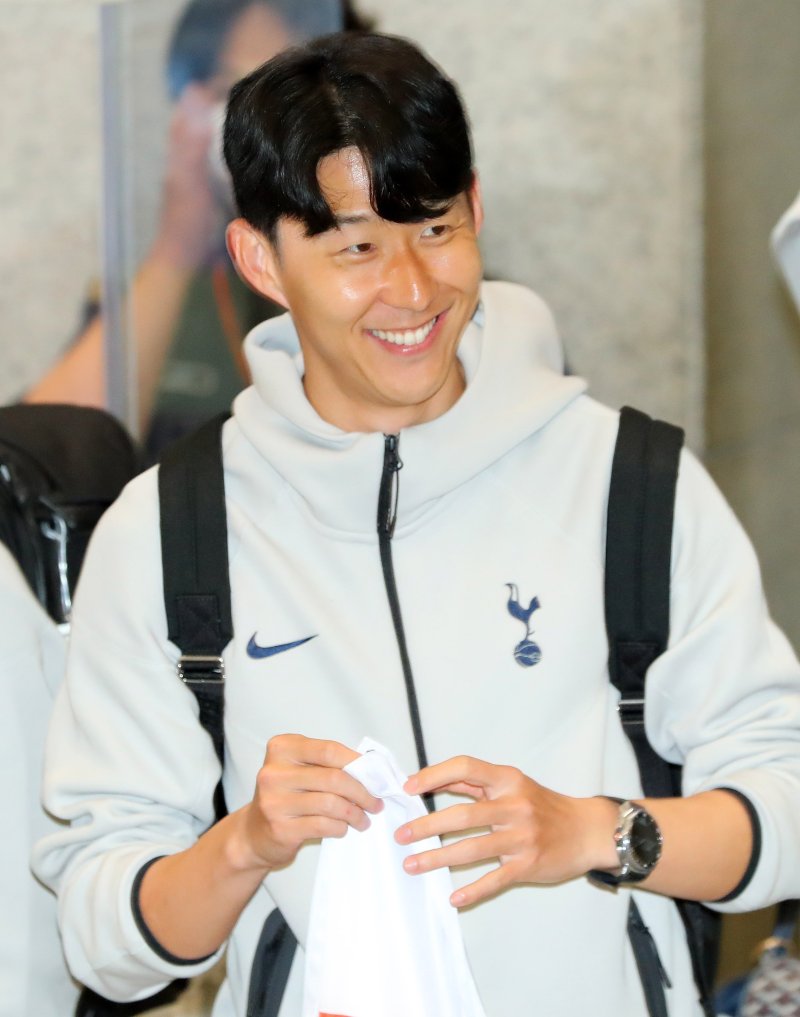 [인천공항=뉴시스] 김혜진 기자 = 토트넘 홋스퍼의 손흥민이 1일 오후 인천국제공항 제1터미널을 통해 입국해 팬들에게 인사를 하고 있다.토트넘은 오는 3일 오후 8시 서울 월드컵경기장에서 뉴캐슬 유나이티드와 친선전을 치른다. 2025.08.01. jini@newsis.com