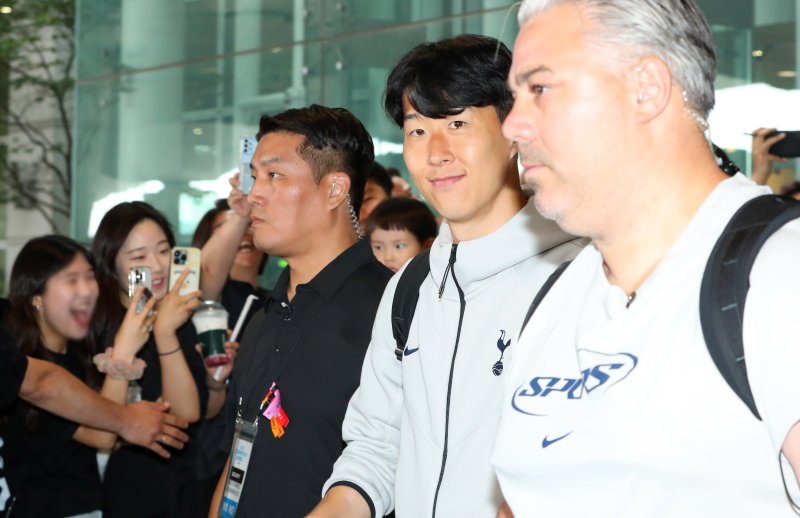 [인천공항=뉴시스] 김혜진 기자 = 토트넘 홋스퍼의 손흥민이 1일 오후 인천국제공항 제1터미널을 통해 입국해 공항을 빠져나가고 있다.토트넘은 오는 3일 오후 8시 서울 월드컵경기장에서 뉴캐슬 유나이티드와 친선전을 치른다. 2025.08.01. jini@newsis.com