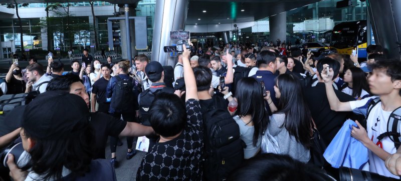 [인천공항=뉴시스] 김혜진 기자 = 토트넘 홋스퍼 선수단이 1일 오후 인천국제공항 제1터미널을 통해 입국해 공항을 빠져나가고 있다.토트넘은 오는 3일 오후 8시 서울 월드컵경기장에서 뉴캐슬 유나이티드와 친선전을 치른다. 2025.08.01. jini@newsis.com