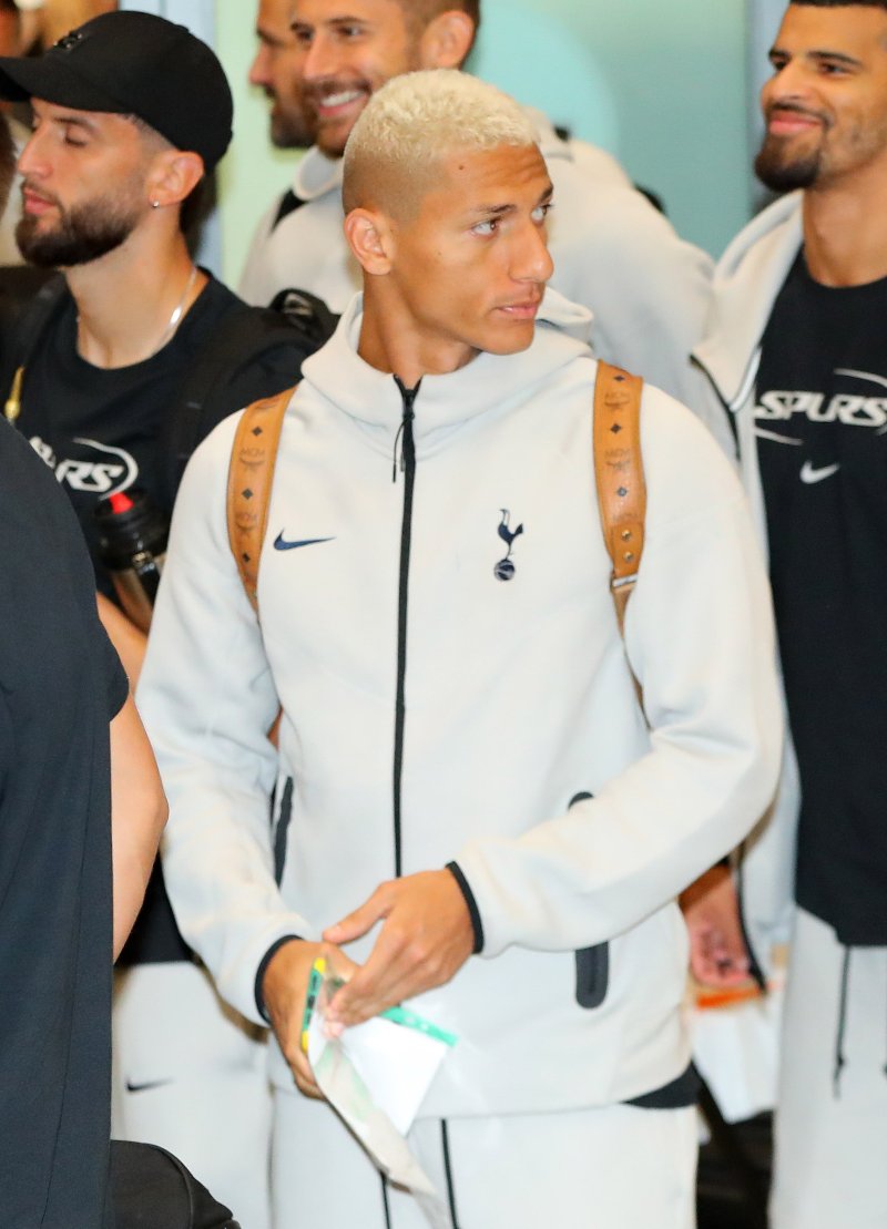 [인천공항=뉴시스] 김혜진 기자 = 토트넘 홋스퍼 히샬리르송이 1일 오후 인천국제공항 제1터미널을 통해 입국해 팬들을 향해 인사하고 있다.토트넘은 오는 3일 오후 8시 서울 월드컵경기장에서 뉴캐슬 유나이티드와 친선전을 치른다. 2025.08.01. jini@newsis.com