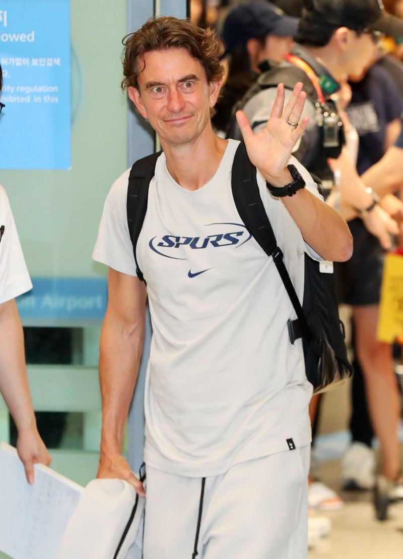 [인천공항=뉴시스] 김혜진 기자 = 토마스 프랭크 토트넘 홋스퍼 감독이 1일 오후 인천국제공항 제1터미널을 통해 입국해 팬들에게 인사를 하고 있다. 토트넘은 오는 3일 오후 8시 서울 월드컵경기장에서 뉴캐슬 유나이티드와 친선전을 치른다. 2025.08.01. jini@newsis.com