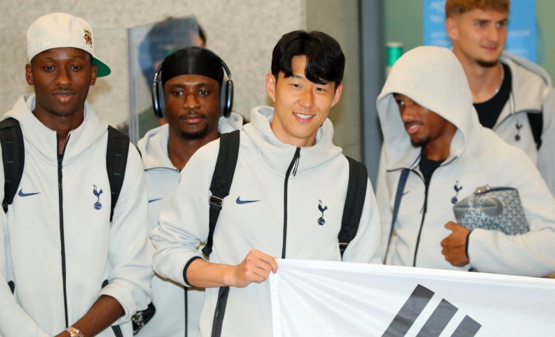 [인천공항=뉴시스] 김혜진 기자 = 토트넘 홋스퍼 손흥민을 비롯한 선수단이 1일 오후 인천국제공항 제1터미널을 통해 입국해 팬들을 향해 인사하고 있다.토트넘은 오는 3일 오후 8시 서울 월드컵경기장에서 뉴캐슬 유나이티드와 친선전을 치른다. 2025.08.01. jini@newsis.com