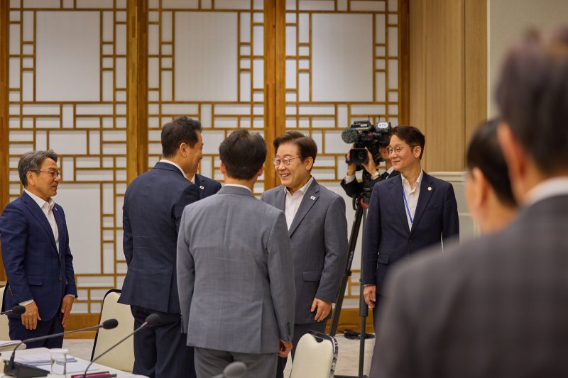 이재명 대통령이 1일 서울 용산 대통령실 청사에서 열린 전국 시·도지사 간담회에 참석하며 인사를 나누고 있다. (대통령실 제공. 재판매 및 DB금지) 2025.8.1/뉴스1 ⓒ News1 이재명 기자