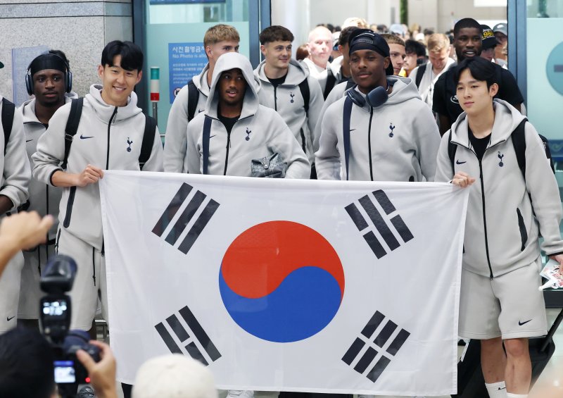 잉글랜드 프리미어리그(EPL) 토트넘 홋스퍼의 손흥민과 양민혁이 1일 오후 프리 시즌 투어를 위해 인천국제공항 제1터미널에 도착해 태극기를 펼쳐 들고 포즈를 취하고 있다. 2025.8.1/뉴스1 ⓒ News1 권현진 기자