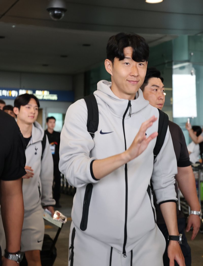 잉글랜드 프리미어리그(EPL) 토트넘 홋스퍼의 손흥민이 1일 오후 프리 시즌 투어를 위해 인천국제공항 제1터미널로 입국해 손을 흔들고 있다. 2025.8.1/뉴스1 ⓒ News1 권현진 기자