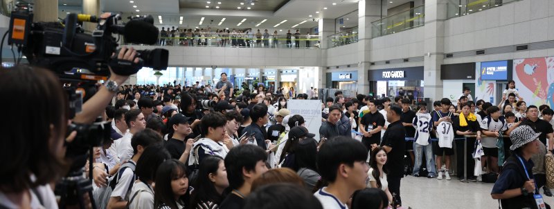 1일 오후 프리 시즌 투어를 위해 인천국제공항 제1터미널로 입국한 잉글랜드 프리미어리그(EPL) 토트넘 홋스퍼의 팬들이 그들이 오기를 기다리고 있다. 2025.8.1/뉴스1 ⓒ News1 권현진 기자