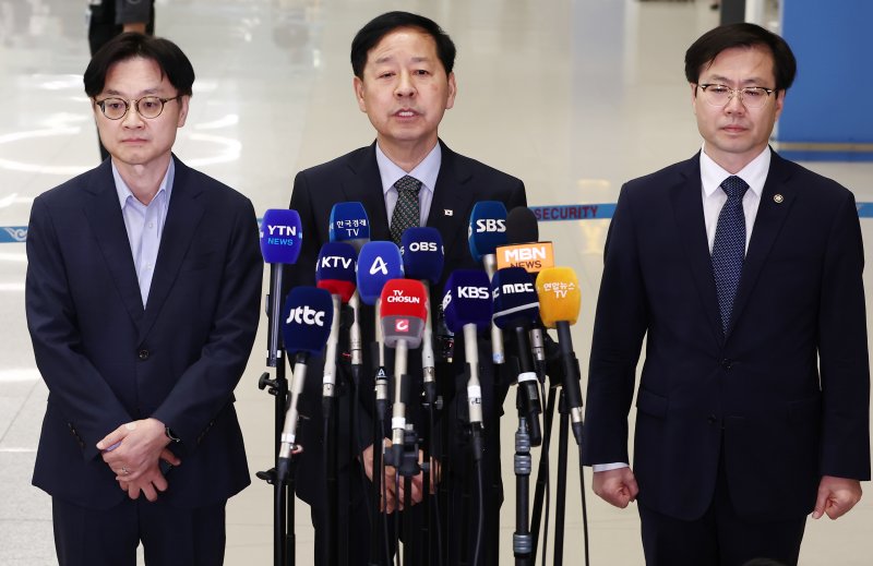 구윤철 경제부총리 겸 기획재정부 장관이 1일 오후 인천국제공항 제2터미널에서 한미 관세협상 관련 취재진 질의에 답변하고 있다. 왼쪽부터 김정관 산업통상자원부 장관, 구 부총리, 여한구 통상교섭본부장. 뉴스1