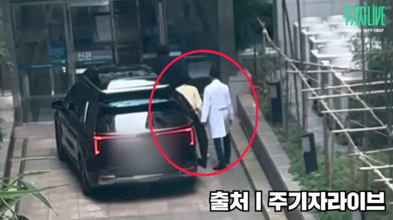 [뉴시스] 서울아산병원으로 들어서는 김건희 여사. (출처=유튜브 '김어준의 겸손은 힘들다 뉴스공장') *재판매 및 DB 금지