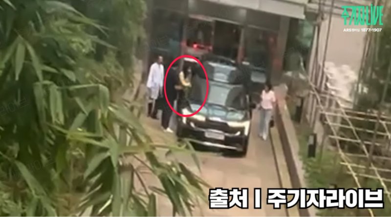 [뉴시스] 서울아산병원에서 나서는 김건희 여사. (출처=유튜브 '김어준의 겸손은 힘들다 뉴스공장') *재판매 및 DB 금지