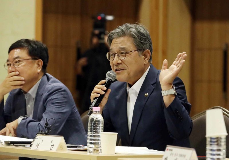 허민 국가유산청장이 1일 울산전시컨벤션센터에서 열린 '반구천의 암각화, 울산의 소리를 듣다' 타운홀 미팅에 참석해 발언하고 있다. 2025.8.1/뉴스1 ⓒ News1 김지혜 기자