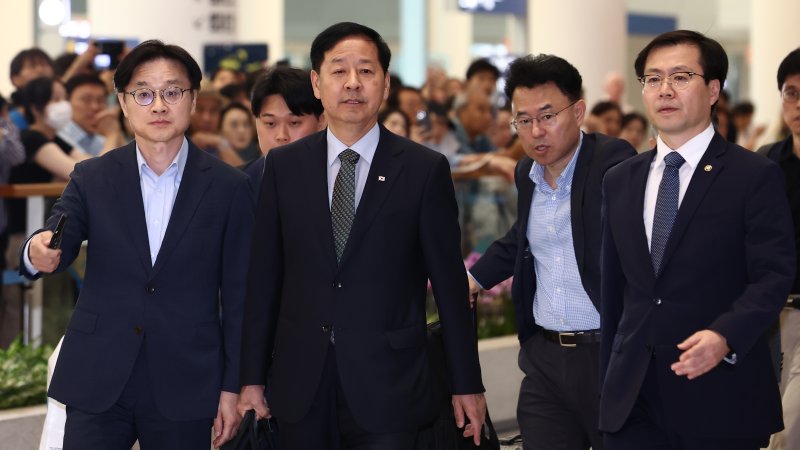 한미 관세협상을 마친 구윤철 경제부총리 겸 기획재정부 장관과 김정관 산업통상자원부 장관, 여한구 통상교섭본부장 등 통상 협상단이 1일 오후 인천국제공항 제2터미널을 통해 귀국하고 있다. 2025.8.1/뉴스1 ⓒ News1 김민지 기자