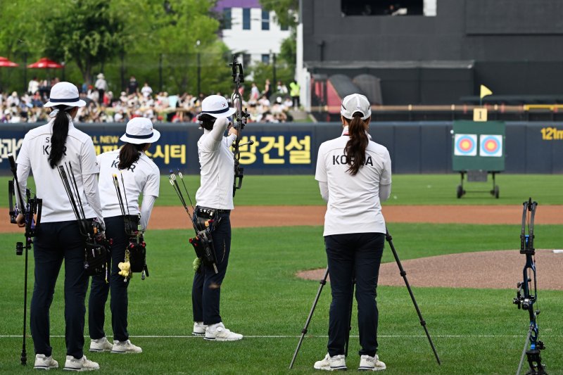 [광주=뉴시스] 박기웅 기자 = 광주 2025 세계양궁선수권대회에 출전하는 양궁 국가대표 선수들이 1일 오후 광주 북구 광주-기아챔피언스필드에서 소음과 관중 중압감을 대비한 특별 적응 훈련을 하고 있다. 2025.08.01. pboxer@newsis.com