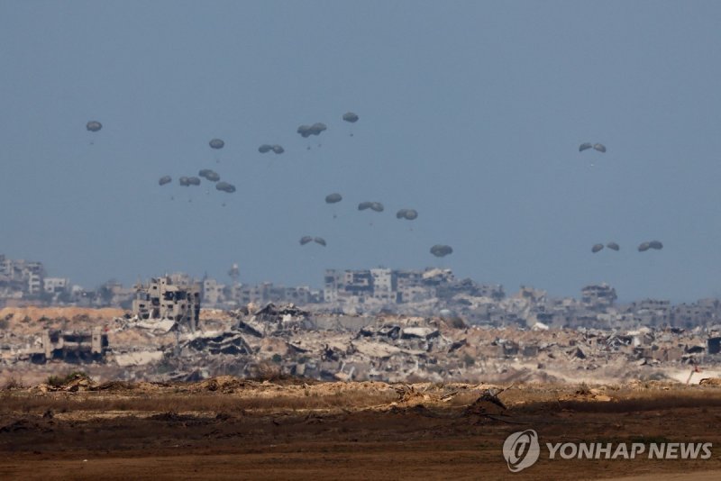 구호품 공수 (출처=연합뉴스)