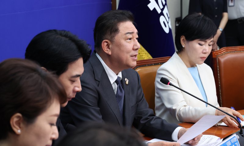 [서울=뉴시스] 김금보 기자 = 김병기 더불어민주당 당대표 직무대행겸 원내대표가 1일 서울 여의도 국회에서 열린 최고위원회의에서 발언을 하고 있다. 2025.08.01. kgb@newsis.com