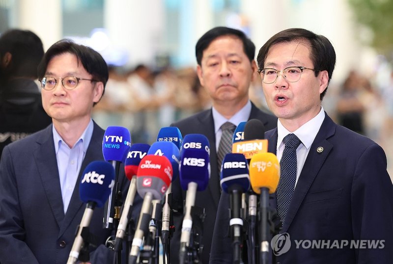 취재진 질문에 답하는 여한구 통상교섭본부장 (출처=연합뉴스)