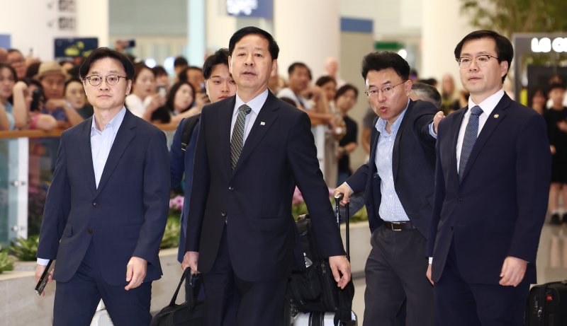한미 관세협상을 마친 구윤철 경제부총리 겸 기획재정부 장관과 김정관 산업통상자원부 장관, 여한구 통상교섭본부장 등 통상 협상단이 1일 오후 인천공항 2터미널을 통해 귀국하고 있다. 2025.8.1/뉴스1 ⓒ News1 김민지 기자