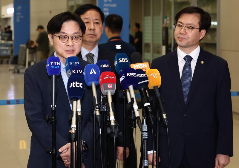 김정관 산업통상자원부 장관이 1일 오후 인천국제공항 제2터미널에서 한미 관세협상 관련 취재진 질의에 답변하고 있다. 왼쪽부터 김 장관, 구윤철 경제부총리 겸 기획재정부 장관, 여한구 통상교섭본부장. 2025.8.1/뉴스1 ⓒ News1 김민지 기자