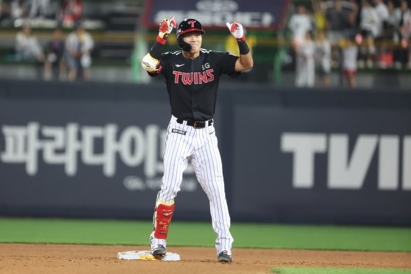 [서울=뉴시스=26일 수원 KT위즈파크에서 열린 2025 신한 쏠뱅크 KBO리그 KT 위즈와 경기에서 7번 타자 1루수로 선발 출전한 천성호가 9회초 선발타자로 나서 2루타를 작렬하며 웃고 있다. (사진=LG 트윈스 제공) 2025.06.26. photo@newsis.com 재진을 만나 "천성호는 쉽게 죽지 않는 타자"라고 평가했다. *재판매 및 DB 금지