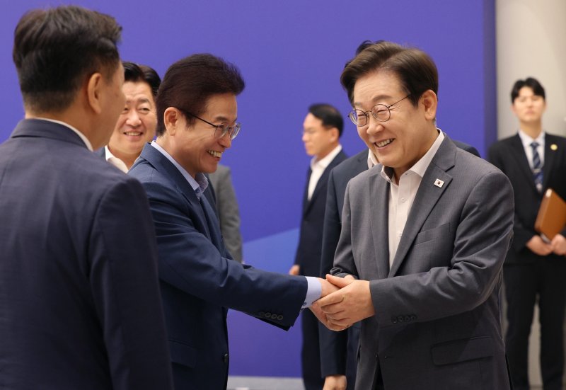 [안동=뉴시스] 이재명 대통령(오른쪽)과 이철우 경북지사가 1일 대통령실에서 열린 '2025년 시도지사 간담회'에서 손을 맞잡고 인사하고 있다. (사진=경북도 제공) 2025.08.01. photo@newsis.com *재판매 및 DB 금지