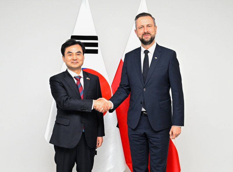 [서울=뉴시스] 정병혁 기자 = 폴란드를 방문중인 안규백 국방부 장관이 브와디스와프 코시니악-카미슈 폴란드 부총리 겸 국방부장관과 1일 폴란드 글리비체 군부대에서 열린 한-폴 국방장관회담에 앞서 기념촬영을 하고 있다. (사진=국방부 제공) 2025.08.01. photo@newsis.com *재판매 및 DB 금지