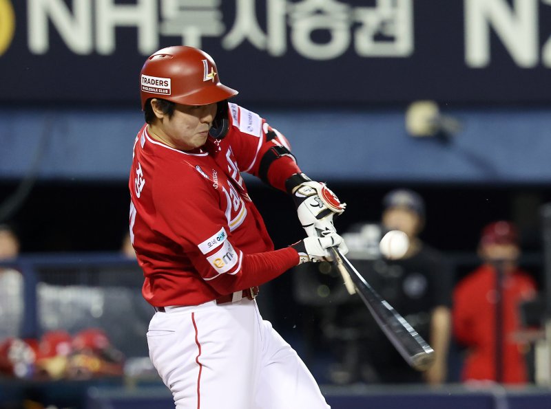 [서울=뉴시스] 김명년 기자 = 21일 서울 송파구 잠실야구장에서 열린 2025 KBO리그 SSG 랜더스와 두산 베어스의 경기, 6회초 무사 주자 1,2루 상황 SSG 최정이 타격하고 있다. 2025.05.21. kmn@newsis.com