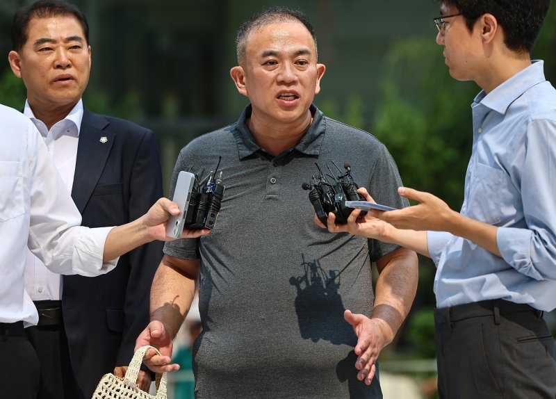 공천개입 의혹을 받는 ‘정치 브로커’ 명태균씨가 1일 서울 종로구에 마련된 김건희 특검팀(특별검사 민중기) 사무실로 조사를 받기 위해 출석하며 취재진 질문에 답하고 있다. 2025.8.1/뉴스1 ⓒ News1 김도우 기자