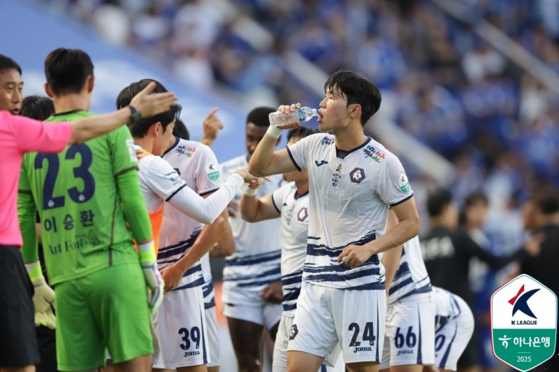 무더위 속 경기를 치르는 K리그 선수들(한국프로축구연맹 제공)