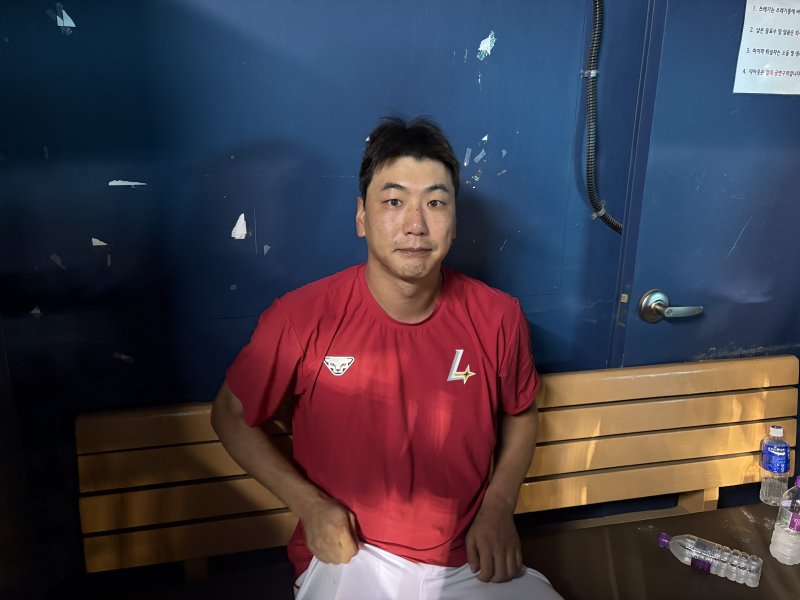 [서울=뉴시스] 신유림 기자 = 프로야구 SSG 랜더스의 토종 에이스 김광현이 1일 잠실구장에서 펼쳐진 2025 신한 쏠뱅크 KBO리그 두산 베어스와의 경기에 선발 등판해 6이닝 4피안타 5탈삼진 2실점 호투를 펼친 뒤 더그아웃에서 취재진과 수훈 인터뷰에 임하고 있다. 2025.08.01. spicy@newsis.com *재판매 및 DB 금지