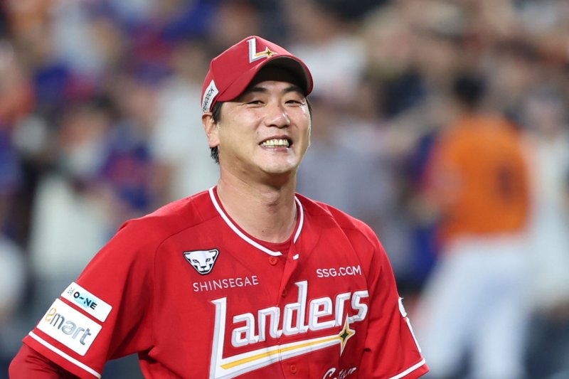 [대전=뉴시스] 권창회 기자 = 26일 오후 대전 중구 대전한화생명볼파크에서 열린 2025 신한 쏠뱅크 KBO리그 한화 이글스와 SSG랜더스의 경기, 6회 말 무사 만루서 한화 노시환을 병살로 잡아낸 뒤 SSG 김광현이 미소짓고 있다. 2025.07.26. kch0523@newsis.com