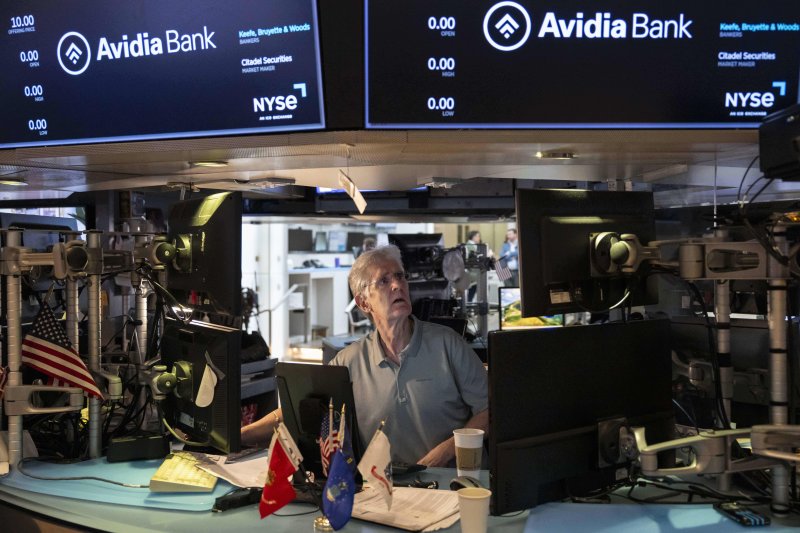 뉴욕 증시가 8월 첫 날인 1일(현지시간) 고용 쇼크로 패닉에 빠진 가운데 뉴욕증권거래소(NYSE)에서 한 중개인이 망연자실한 표정으로 모니터를 보고 있다. AP 연합