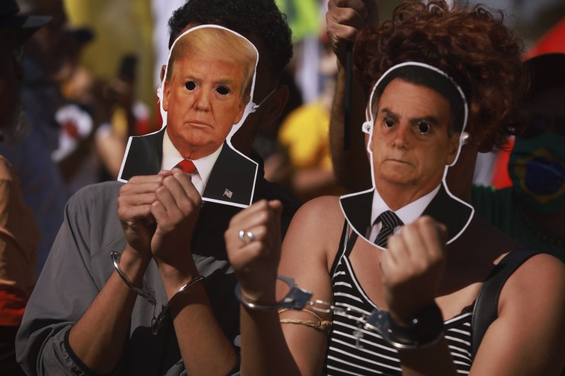 1일(현지시간) 브라질의 수도 브라질리아에 위치한 미국 총영사관 앞에서 브라질 시위대가 트럼프 대통령에 수갑을 채운 형태의 시위를 하고 있다. AP연합뉴스