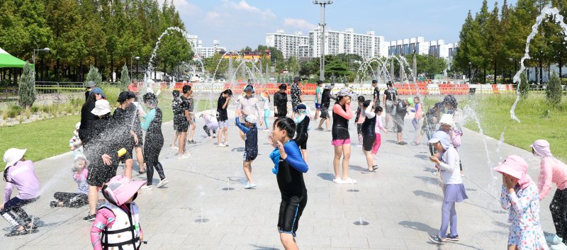 연일 무더위가 이어진 1일 물놀이장을 찾은 시민들이 물놀이를 하며 더위를 식히고 있다. 2025.8.1/뉴스1 ⓒ News1 유경석 기자