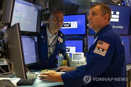 뉴욕 증권거래소의 트레이더 (출처=연합뉴스)