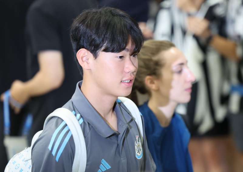 [인천공항=뉴시스] 권창회 기자 = 영국 프리미어리그 뉴캐슬 유나이티드 FC의 박승수가 28일 2025 쿠팡플레이 시리즈 참석차 인천국제공항 제1여객터미널을 통해 귀국하고 있다. 뉴캐슬은 오는 30일 수원월드컵경기장에서 팀K리그와 친선경기를 치른다. 2025.07.28. kch0523@newsis.com