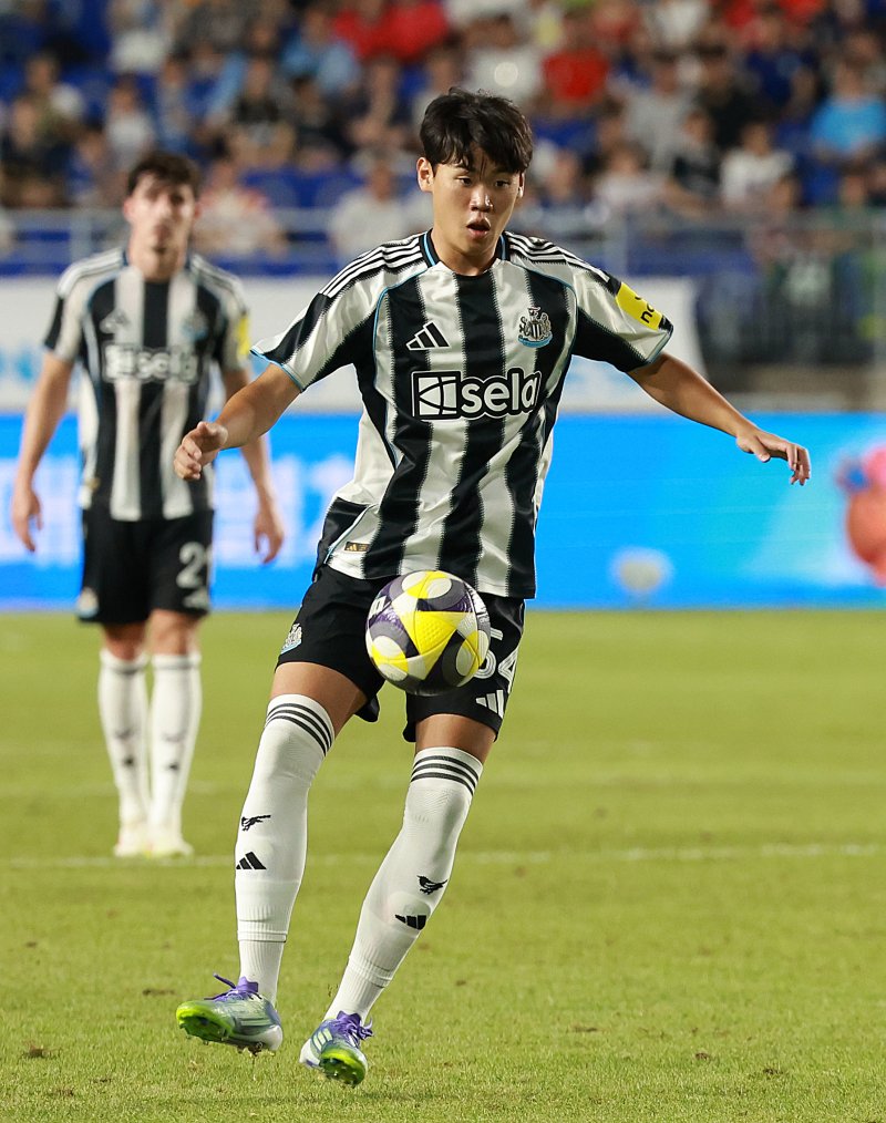 [수원=뉴시스] 이영환 기자 = 30일 오후 경기 수원시 팔달구 수원월드컵경기장에서 열린 2025 쿠팡플레이 시리즈 뉴캐슬 유나이티드와 팀 K리그의 경기, 뉴캐슬 박승수가 볼 트래핑을 하고 있다. 2025.07.30. 20hwan@newsis.com