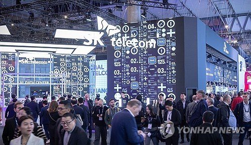MWC 2025 SKT 부스, AI 혁신 기술에 참관객 몰려 (출처=연합뉴스)
