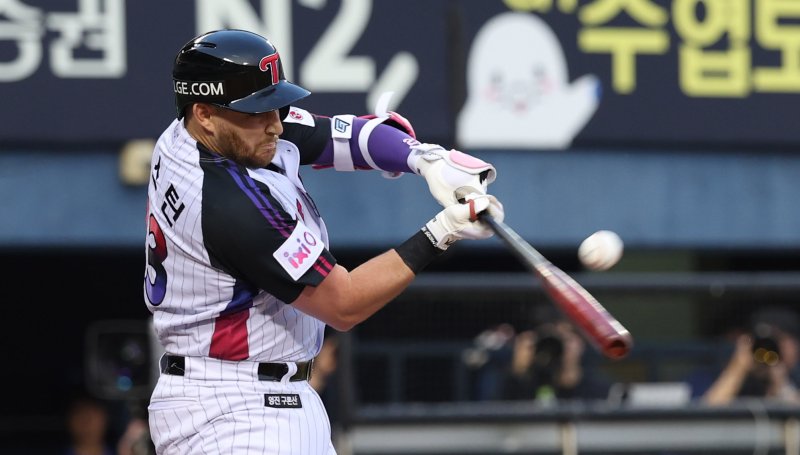 [서울=뉴시스] 추상철 기자 = 30일 오후 서울 송파구 잠실야구장에서 열린 2025 KBO리그 삼성라이온즈와 LG트윈스의 경기, 3회말 1아웃 주자 만루 상황에서 LG 오스틴이 타격하고 있다. 2025.05.30. scchoo@newsis.com