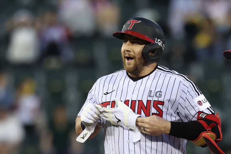 [서울=뉴시스] 조수정 기자 = 14일 서울 송파구 잠실야구장에서 열린 2025 KBO리그 LG 트윈스와 키움 히어로즈 경기, LG 오스틴이 3회말 1사3루 땅볼로 출루, 수비실책으로 2루까지 진루해 포효하고 있다. 2025.05.14. chocrystal@newsis.com