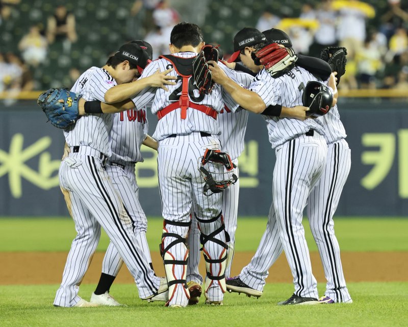 [서울=뉴시스] 김진아 기자 = 29일 서울 송파구 잠실야구장에서 열린 2025 KBO리그 kt wiz와 LG 트윈스의 경기, 8-2로 승리한 LG 선수들이 기뻐하고 있다. 2025.07.29. bluesoda@newsis.com