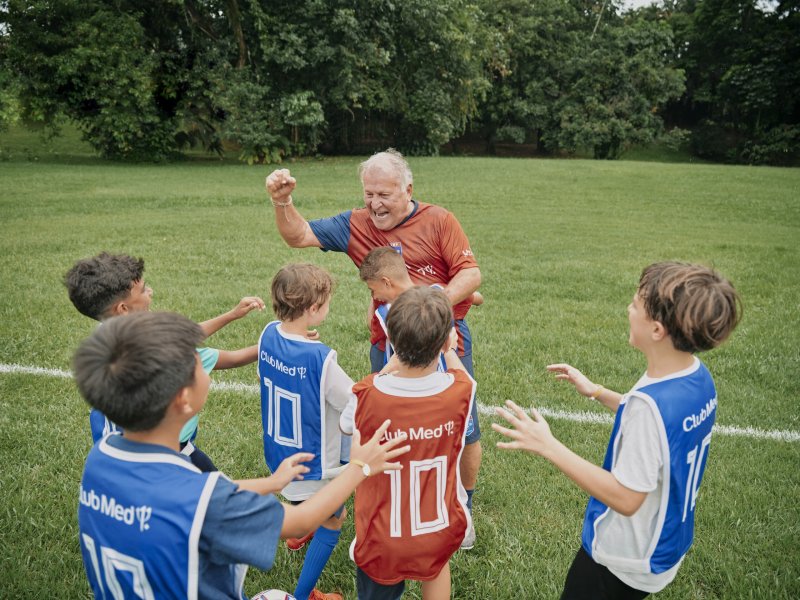 [서울=뉴시스] 클럽메드 키로로 그랜즈 리조트에서 Zico 어린이 영어 축구 캠프를 운영한다. (사진=클럽메드 제공) *재판매 및 DB 금지